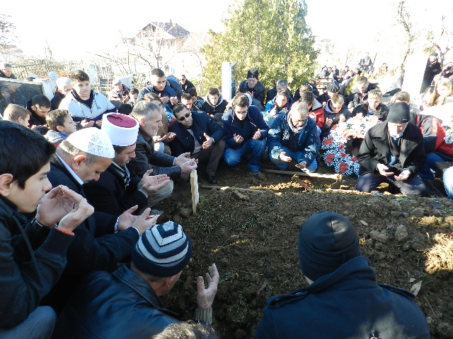 NEVZAT ÖĞRETMEN ÖĞRENCİLERİNİ GÖZÜ YAŞLI BIRAKTI (VİDEOLU)