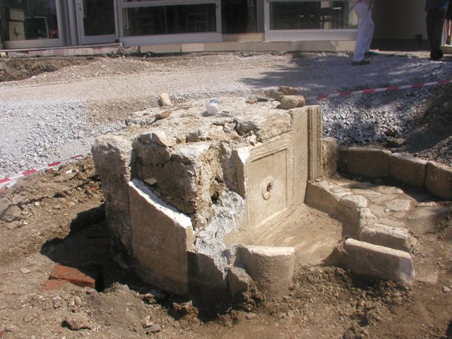 TARİHİ LOKAÇ ÇEŞMESİNİN PARÇALARI BELEDİYE’DE GİZLENMİŞ?