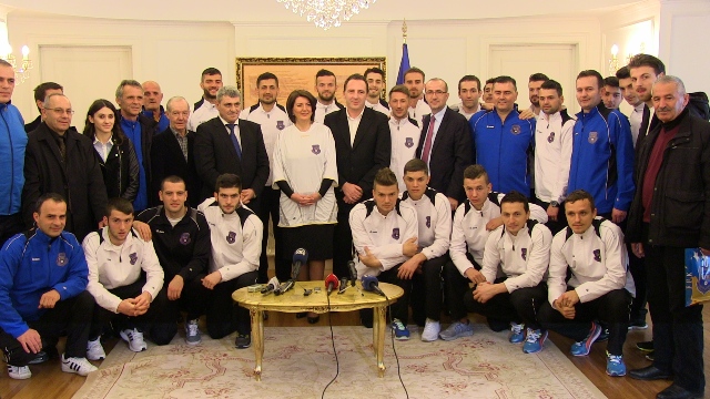 CUMHURBAŞKANI JAHJAGA MİLLİ TAKIM OYUNCULARINI KABUL ETTİ (VİDEOLU)