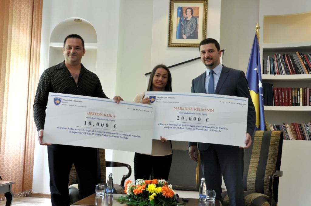 BAŞARILI JUDOCU MAJLİNDA KELMENDİ’YE PARA ÖDÜLÜ