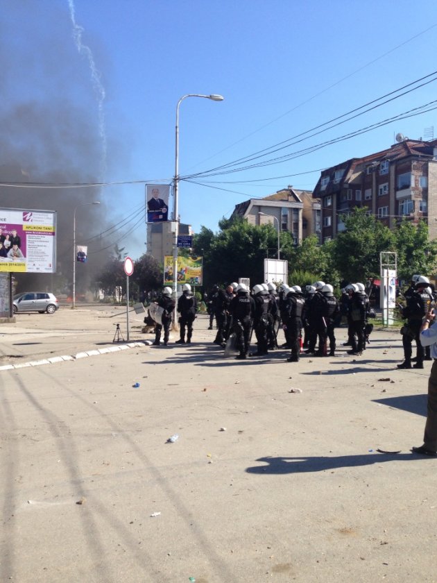 MİTROVİÇA’DA PROTESTOCULAR  POLİS İLE ÇATIŞTI
