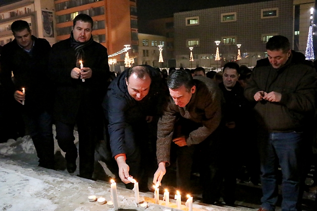 PARİS’TE ÖLENLERİN ANISINA MUM YAKTILAR