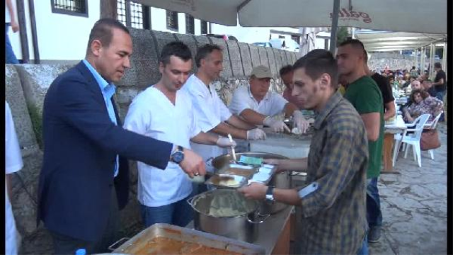 ADANA BELEDİYE BAŞKANI PRİZREN’DE KENDİ ELİYLE İFTAR DAĞITTI