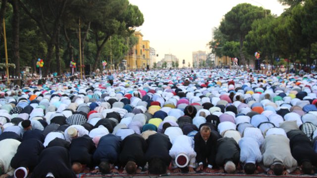 TİRAN’DA BAYRAM NAMAZINDA ŞEHİTLER MEYDANI DOLDU TAŞTI
