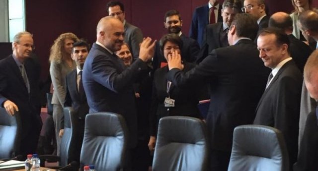 ARNAVUT VE SIRP LİDERLER AYNI TAKIMDA TOP KOŞTURACAK