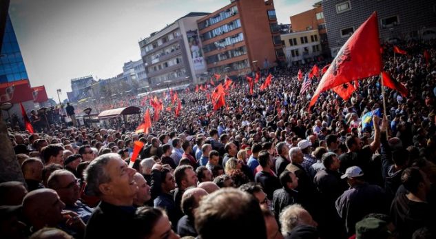 ONBİNLERCE KİŞİ “HÜKÜMET İSTİFA” DİYOR