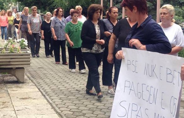 MAAŞLARINDAN MEMNUN OLMAYAN FAKÜLTE ÇALIŞANLARI PROTESTO DÜZENLEDİ
