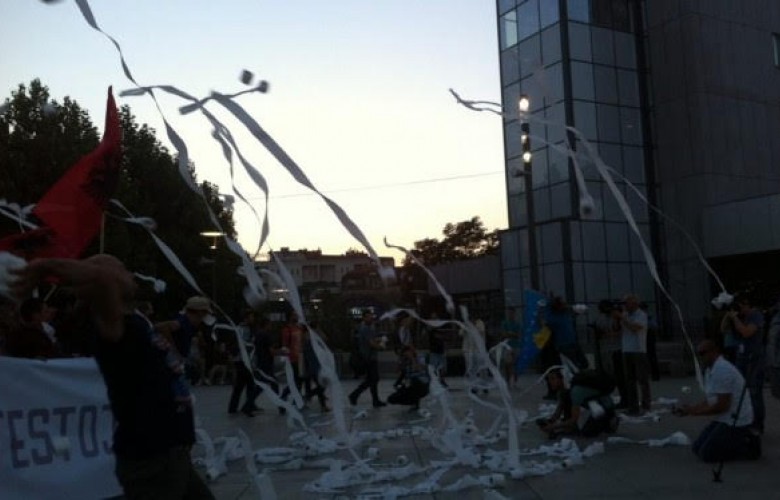TUVALET KAĞITLI PROTESTO