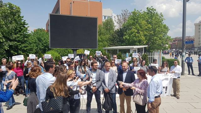 KOSOVALI GAZETECİLERDEN “KORKMA, KONUŞ” EYLEMİ