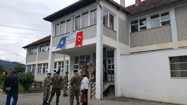 TÜRK ASKERİ KOSOVA’DAKİ KÖY OKULUNU ONARDI