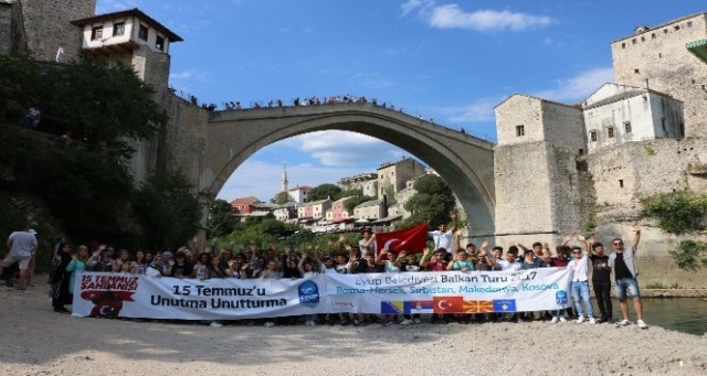 MOSTAR KÖPRÜSÜ ÖNÜNDE “15 TEMMUZ’U UNUTMA”PANKARTI AÇTILAR