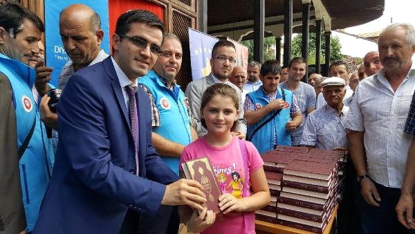 TÜRKİYE DİYANET VAKFI, PRİZREN’DEKİ BOŞNAKLARA KURAN DAĞITTI