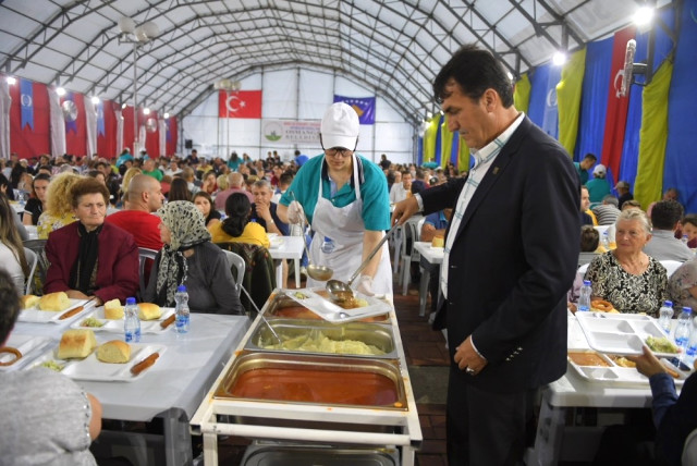 KOSOVA’DA OSMANGAZİ BELEDİYESİNDEN GÖNÜL SOFRASI