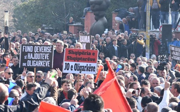 ARNAVUTLUK’TA 60 MİLLETVEKİLİ İSTİFA ETTİ