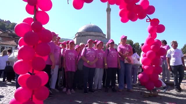 PRİZREN’DE “MEME KANSERİ FARKINDALIK” YÜRÜYÜŞÜ DÜZENLENDİ