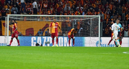 GALATASARAY EVİNDE YIKILDI