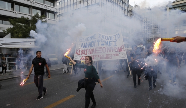 YUNANİSTAN’DA LİSE ÖĞRENCİLERİ POLİSLE ÇATIŞTI