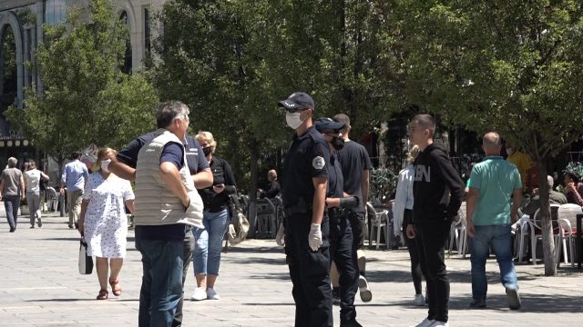 PRİŞTİNE’DE POLİSTEN MASKE UYARISI