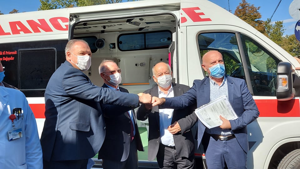 KOSOVALI TÜRK İŞ İNSANLARINDAN PRİZREN HASTANESİNE AMBULANS BAĞIŞI