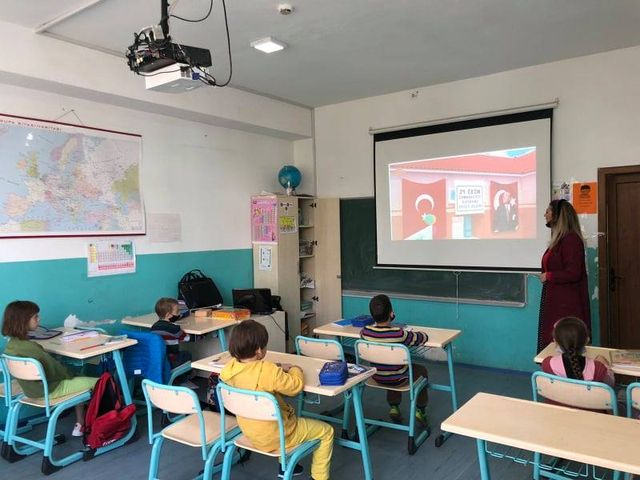 MİTROVİÇA’DAKİ TÜRK ÖĞRENCİLER, CUMHURİYET BAYRAMINI KUTLADI