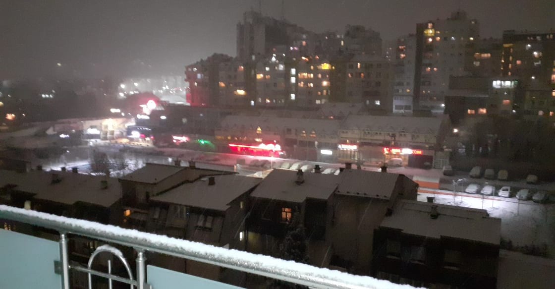 PRİŞTİNE  BEYAZ ÖRTÜYLE KAPLANDI