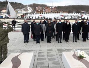 BAŞBAKAN KURTİ: KOSOVA İÇİN ŞEHİT DÜŞENLERİ ASLA UNUTMAYACAĞIZ