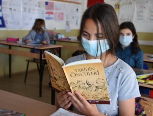 TARİHİN ÖNCÜLERİ KİTABI K.MAKEDONYA VE KOSOVA’DAKİ OKULLARA HEDİYE EDİLDİ