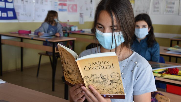 TARİHİN ÖNCÜLERİ KİTABI K.MAKEDONYA VE KOSOVA’DAKİ OKULLARA HEDİYE EDİLDİ
