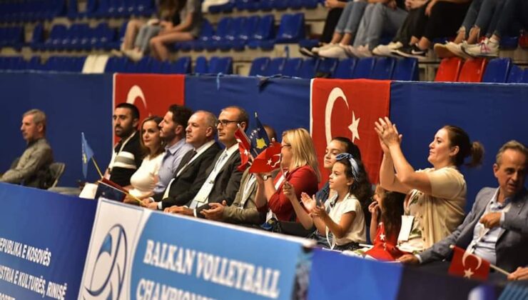 DAMKA VE SAKAR, 20 YAŞ ALTI ERKEKLER BALKAN VOLEYBOL ŞAMPİYONASI’NDA KOSOVA-TÜRKİYE MAÇINI İZLEDİ