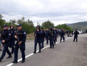 KUZEYDEKİ SIRP PROTESTOCULAR KOSOVA POLİSİ’NE HAKARETLER YAĞDIRDI