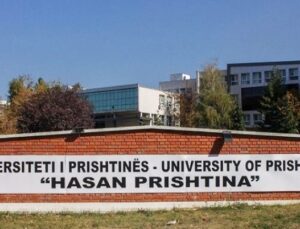 “HASAN PRİSHTİNA” ÜNİVERSİTESİ’NİN İSMİNİN DEĞİŞTİRİLMESİ GİRİŞİMİ PROTESTO EDİLDİ