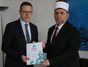 KOSOVA MÜFTÜSÜ TERNAVA, BÜYÜKELÇİ ANGILI’YA CAMİLERDE TOPLANAN PARA YARDIMINI TESLİM ETTİ