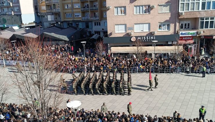 BAĞIMSIZLIK YILDÖNÜMÜ VESİLESİYLE RESMİ GEÇİT TÖRENİ DÜZENLENDİ