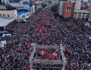 LAHEY MAHKEMESİ’NDEKİ UÇK KOMUTANLARINA DESTEK MİTİNGİ