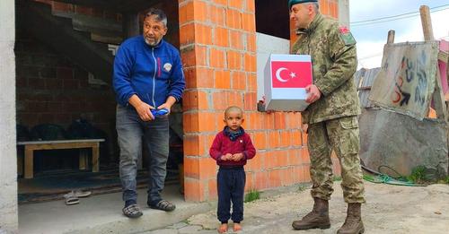 TÜRK ASKERİ KOSOVA’DA RAMAZAN KOLİSİ DAĞITTI