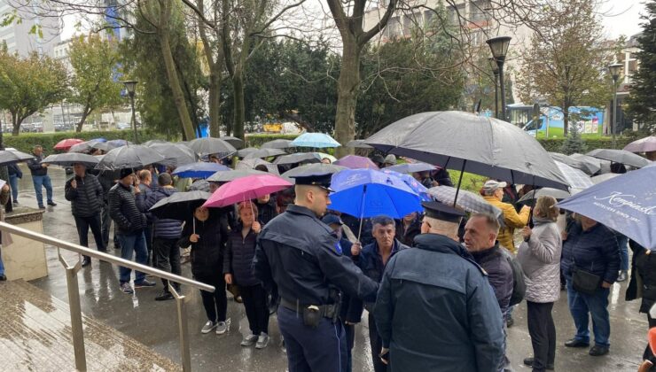 PRİŞTİNE’DE YARDIMCI HİZMET PERSONELLERİ PROTESTO DÜZENLEDİ