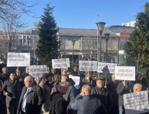 PRİŞTİNE’DE BEŞ KURUM ÇALIŞANLARINDAN PROTESTO EYLEMİ