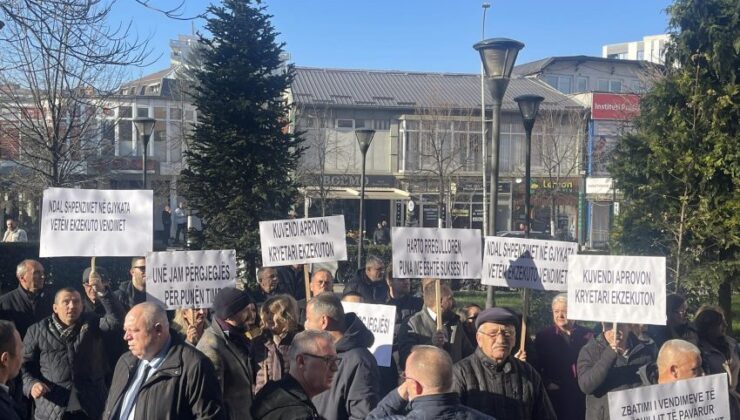 PRİŞTİNE’DE BEŞ KURUM ÇALIŞANLARINDAN PROTESTO EYLEMİ