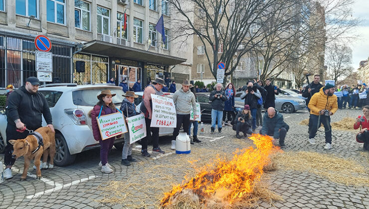 BULGARİSTAN’DA ÇİFTÇİLER PROTESTO DÜZENLEDİ