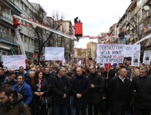 SIRPLAR KUZEY MİTROVİÇA’DA MERKEZ BANKASI’NIN KARARINI PROTESTO ETTİ