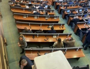 KOSOVA MECLİSİ SIRP MİLLETVEKİLLERİ MECLİS SALONUNA GİRDİKLERİ GİBİ ÇIKTI