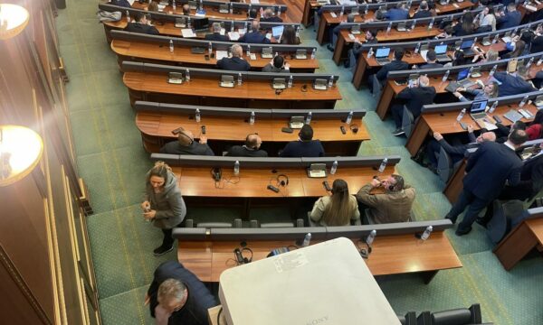 KOSOVA MECLİSİ SIRP MİLLETVEKİLLERİ MECLİS SALONUNA GİRDİKLERİ GİBİ ÇIKTI