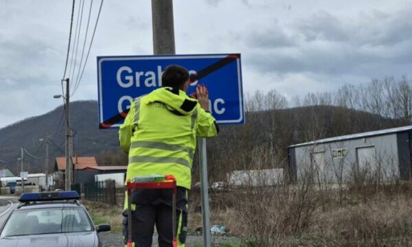 KUZEYDE SPREY BOYA İLE BOYANAN YOL TABELALARI TEMİZLENİYOR