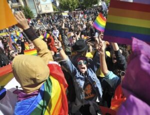 YABANCI BÜYKELÇİLİKLERİNDEN KOSOVA’YA LGBTIQ+ ELEŞTİRİSİ