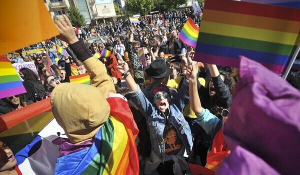 YABANCI BÜYKELÇİLİKLERİNDEN KOSOVA’YA LGBTIQ+ ELEŞTİRİSİ