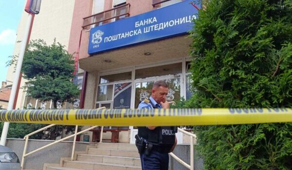 KOSOVA POLİSİ KUZEYDEKİ “POSTA TASARRUF BANKASI’NIN 6 ŞUBESİNİ KAPATTI