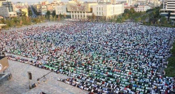 BALKANLAR’DA RAMAZAN BAYRAMI SEVİNCİ