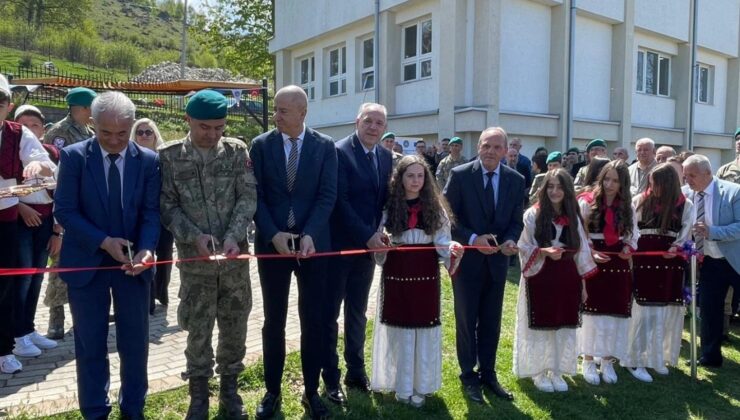 TÜRK ASKERİ, DRGAŞ’TA ÖĞRENCİLERİN YÜZÜNÜ GÜLDÜRDÜ