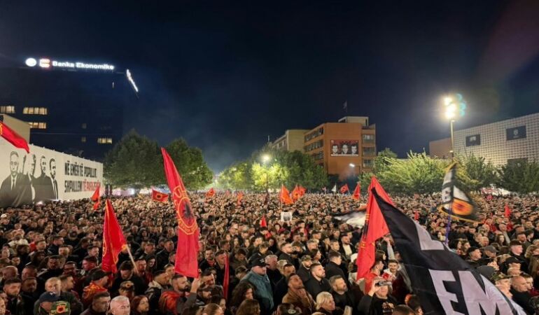 lahey- mahkemesi- kararına- larsi- proteso- sekizinci -gece