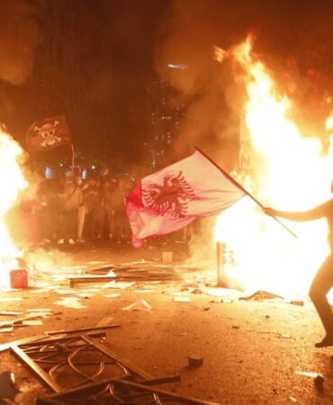TİRAN- PROTESTOLAR1